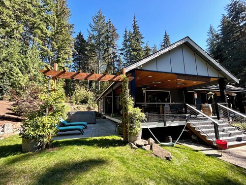 Forest house with hot tub, fire pit and heated deck. Sleeps 8