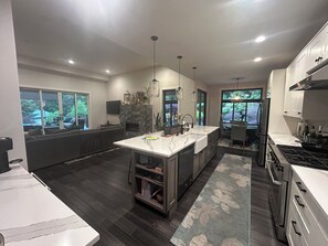 Fridge, microwave, oven, stovetop - Forest house with hot tub, fire pit and heated deck. Sleeps 8 (Issaquah)