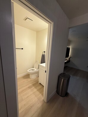 Sèche-cheveux, serviettes fournies, savon, shampoing