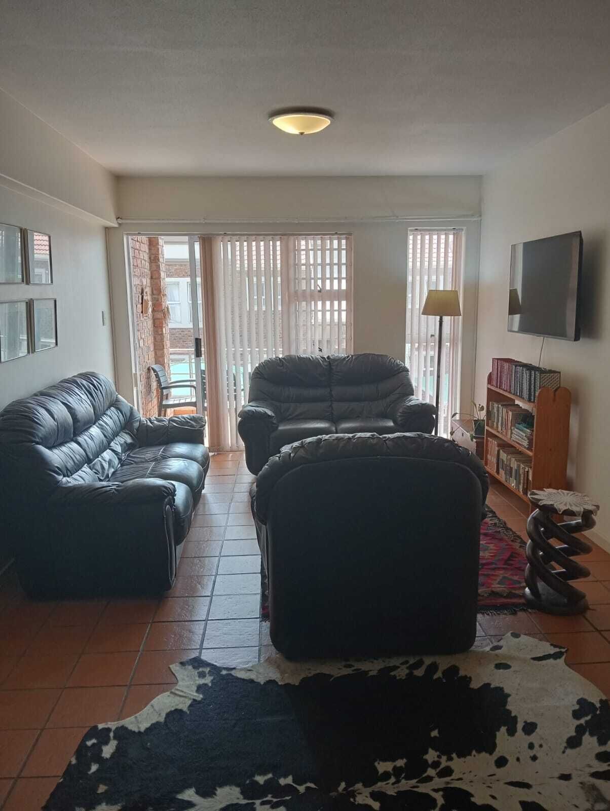 Apartment, 2 Bedrooms, Balcony, City View | Living room | Books