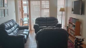 Apartment, 2 Bedrooms, Balcony, City View | Living room | Books