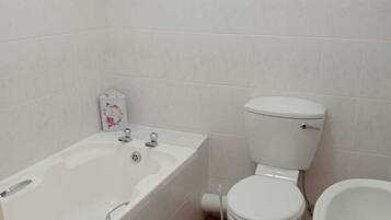 Apartment, 2 Bedrooms, Balcony, City View | Bathroom