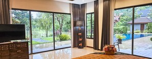4 bedrooms, iron/ironing board, WiFi, bed sheets