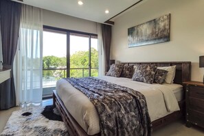 4 bedrooms, iron/ironing board, WiFi, bed sheets - Luxury Lakefront Villa near the City in Green Community (Tambon San Phak Wan)