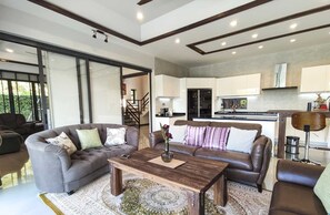 Living area - Luxury Lakefront Villa near the City in Green Community (Tambon San Phak Wan)