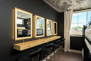 5 bedrooms, iron/ironing board, travel cot, free WiFi - 5Bed 4Bath Luxury & Walkable - Hot Tub, Movie Room, Game Room - 5 mins to LoHi (Denver)