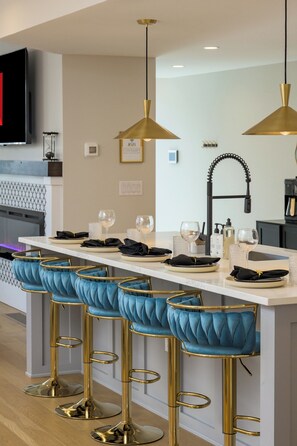 Dining - 5Bed 4Bath Luxury & Walkable - Hot Tub, Movie Room, Game Room - 5 mins to LoHi (Denver)