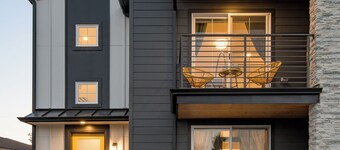 5Bed 4Bath Luxury & Walkable - Hot Tub, Movie Room, Game Room - 5 mins to LoHi