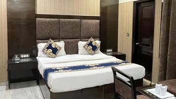 Deluxe Double or Twin Room | 1 bedroom, in-room safe, laptop workspace, soundproofing