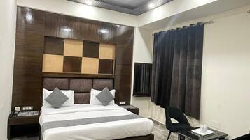 Superior Double or Twin Room | 1 bedroom, in-room safe, laptop workspace, soundproofing