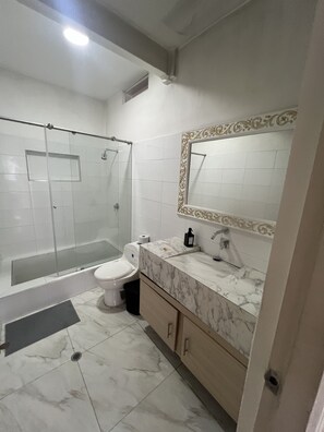 Toallas, jabón, papel de baño 