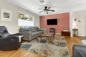 Smart TV - Historic Edison Park Area, Close to Downtown Fort Myers! Over $125 of Free Daily Activities! (Fort Myers)