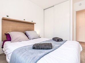 2 bedrooms, travel crib, free WiFi - Cosy apartment for 5 people with WIFI, pool, A/C, TV and terrace (Bravonne)