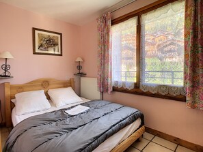 3 bedrooms, iron/ironing board, free WiFi