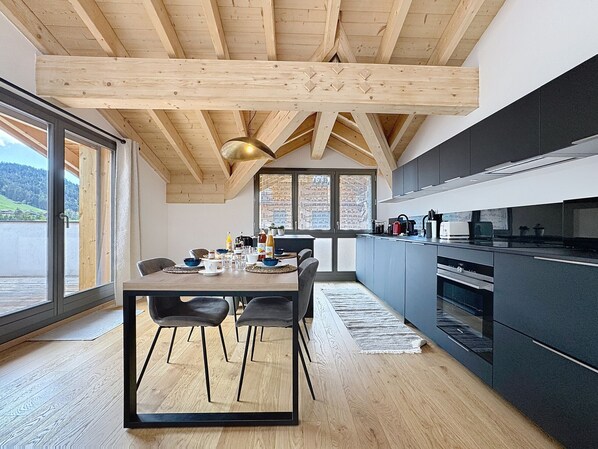 Kühlschrank, Mikrowelle, Ofen, Geschirrspüler