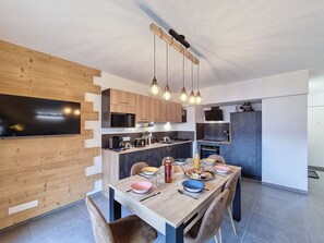 Fridge, microwave, oven, dishwasher - Cardena- appartement- 8pers- proche centre (Les Gets)