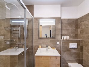 Een douche, handdoeken