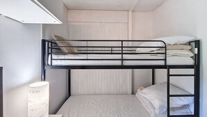 A bunk bed room with a bedside table and a lamp. - Virola - appartement - 4 pers - proche piste (Les Gets)