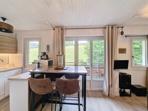 Réfrigérateur, four, lave-vaisselle, cafetière/bouilloire