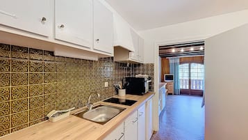 Refrigerador, microondas, cafetera y tetera y tostadora