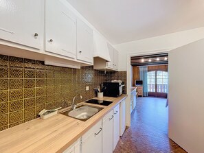 Fridge, microwave, coffee/tea maker, toaster