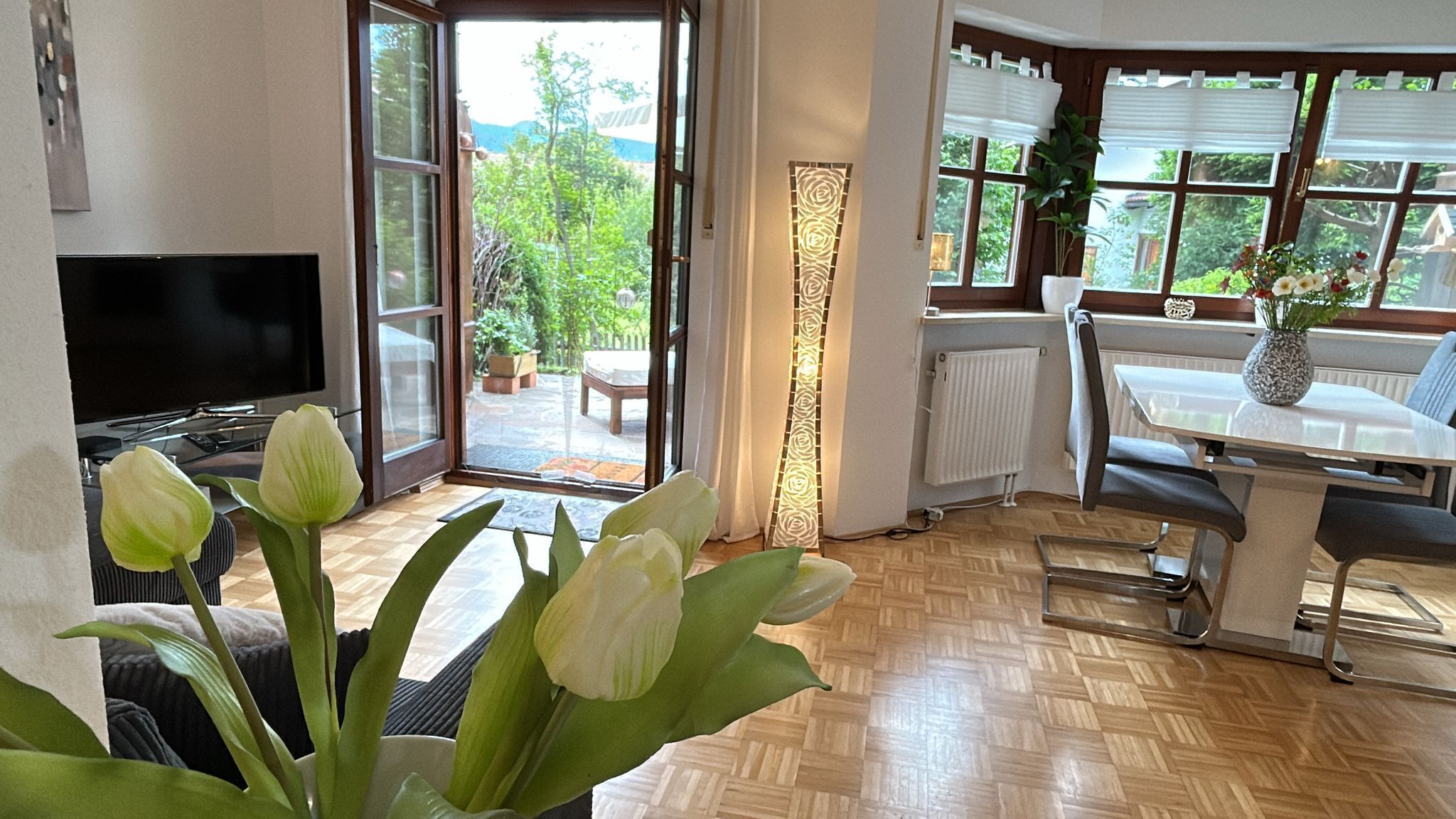 Blick Wohnzimmer mit Terrassenzugang