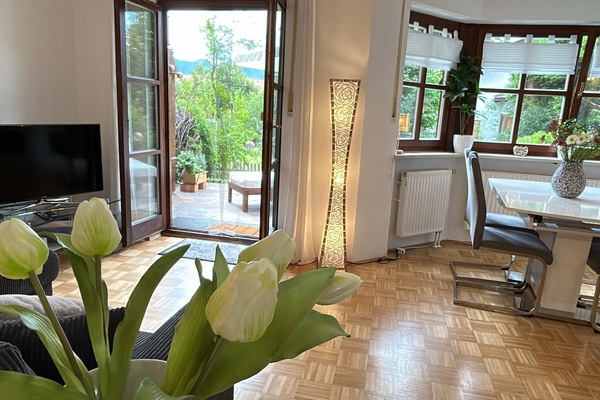 Blick Wohnzimmer mit Terrassenzugang