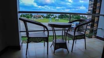 Habitación Deluxe, vista al lago | Terraza o patio
