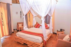 Romantisches Zimmer | Hochwertige Bettwaren, Betten mit Memory-Foam-Matratzen, Schreibtisch