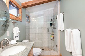 Secador de cabelo, toalhas de banho, sabonete, papel higiênico