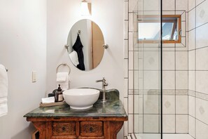 Sèche-cheveux, serviettes fournies, savon, papier toilette