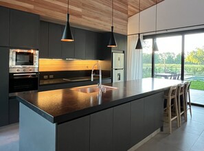 Kjøleskap, mikrobølgeovn, ovn og oppvaskmaskin