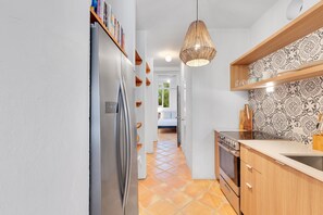 Refrigerador, horno, lavavajillas y cafetera y tetera
