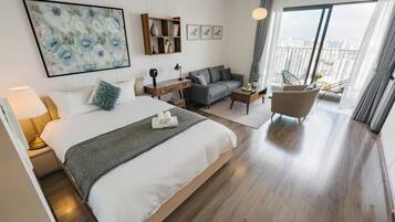 Studio Suite Tiêu chuẩn | Nệm có lớp đệm bông, bàn, màn/rèm cản sáng, phòng cách âm