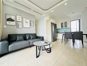 Apartamento empresarial, sacada | Área de estar | TV de tela plana 45 polegadas com canais digitais