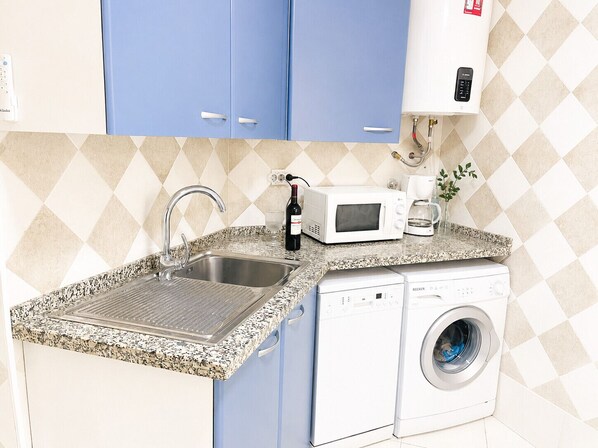 Cafetera y tetera, refrigerador, microondas y horno 