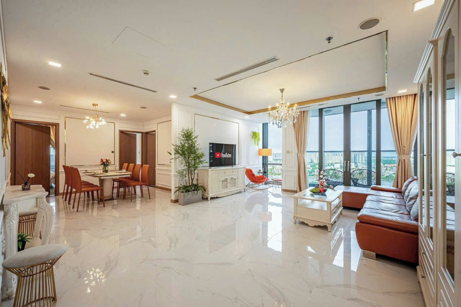 Căn hộ có tầm nhìn toàn cảnh, 1 phòng ngủ, ban công, quang cảnh thành phố | Khu phòng khách | TV màn hình phẳng 80-inch có truyền hình cáp, sách 