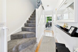 Interior - 3 bed modern townhouse W/self check in, sleeps 6 & 35mins direct train to London (West Ewell)