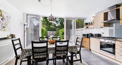 3 bed modern townhouse W/self check in, sleeps 6 & 35mins direct train to London