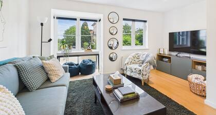Modern 3BR Townhouse | Self Check-In | Sleeps 6 | 35min Direct Train to London