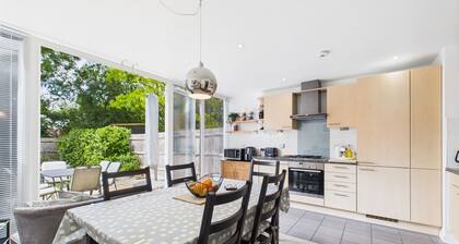 Modern 3BR Townhouse | Self Check-In | Sleeps 6 | 35min Direct Train to London