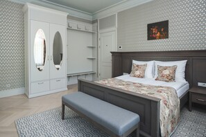 Double Room | 1 bedroom, desk, soundproofing, iron/ironing board