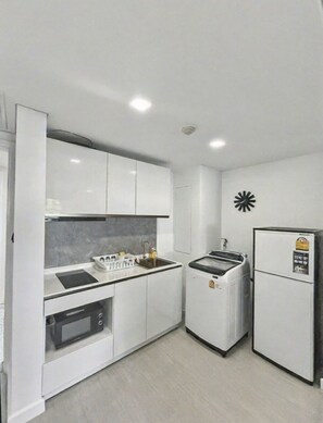 Refrigerador, microondas, placa de cocina, cafetera/tetera