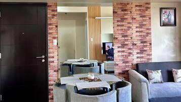 Comfort Apartment, Partial Ocean View | Makan dalam bilik