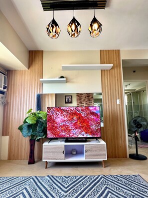 Apartamento conforto, vista parcial para o oceano | Área de estar | TV LCD 55 polegadas com canais digitais, Netflix, serviços de streaming