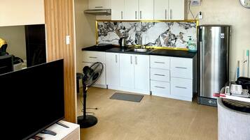 Appartement Confort, vue partielle sur l'océan | Cuisine privée | Grand réfrigérateur, micro-ondes, four, plaque de cuisson