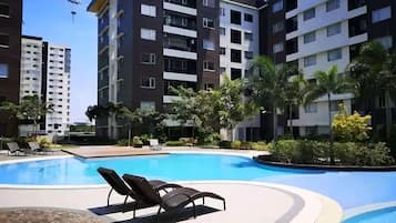 2 outdoor pools