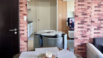 Comfort Apartment, Partial Ocean View | Makan dalam bilik