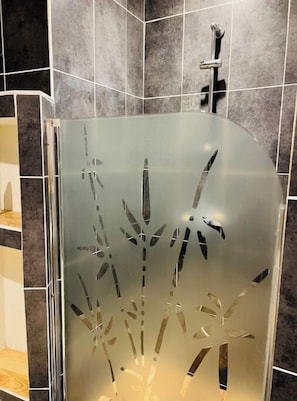 Séchoir à cheveux, serviettes fournies, savon, papier de toilette