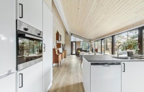 Kjøleskap, kokeplater, oppvaskmaskin og kaffetrakter/tekoker